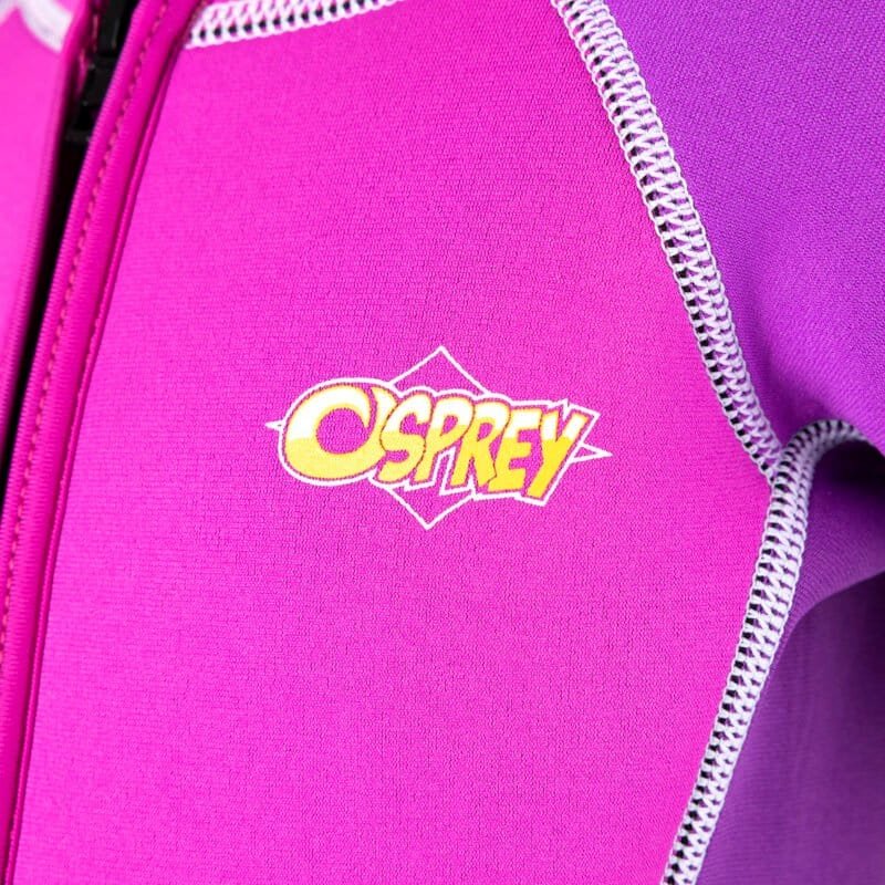 Sac à dos Osprey coloré avec logo et fermeture éclair pour les voyages en plein air et les étudiants.