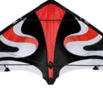 Kitesurfen vlieger met zwart, rood en wit ontwerp voor avontuurlijke buitensporten.