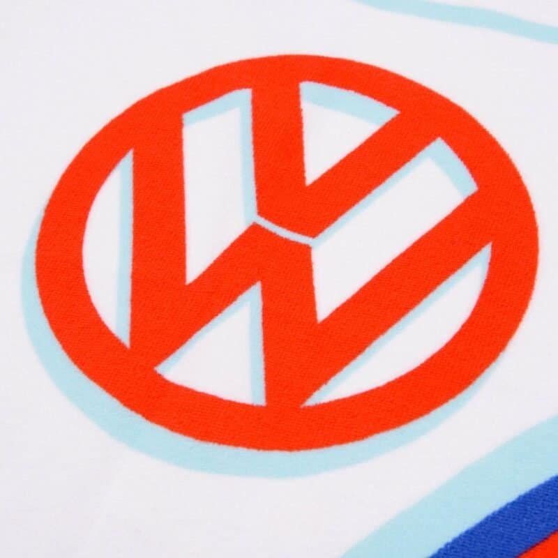 Skateboard joyeux avec le logo Volkswagen sur le grip tape.