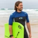 Marchez en plein air pour faire ce que vous aimez. Promeneurs profitant de la mer et de la plage. Mode de vie sain et actif, en profitant de la nature.