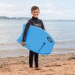 Skimboard bleu robuste avec leash pour enfants et adultes.