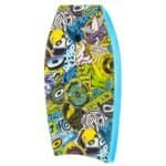 Skateboard coloré avec des autocollants de type graffiti et des logos de marque, idéal pour s'amuser en plein air.