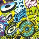 Dessin au poing et à la bombe avec logo de skateboard et style graffiti dans des couleurs vives.