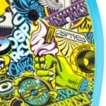 Skateboard coloré avec de grands autocollants et une main verte tenant un motif de beurre.
