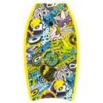 Skateboard coloré avec divers autocollants, logos et dessins graphiques pour s'amuser en plein air.