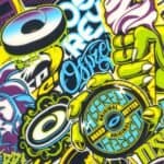 Collage d'autocollants de street art colorés avec des marques de skateboard et de planche et des éléments de graffiti.
