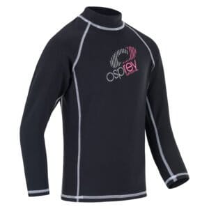 Schuinvoor aanzicht van het Osprey thermisch surfshirt met lange mouwen voor meisjes, UV 50+ bescherming