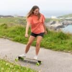 Skateboard, loisirs de plein air, patineuse se dirigeant vers le plaisir.