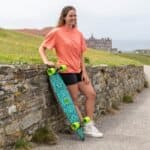 Patin coloré avec des motifs vibrants et des roues vertes brillantes.