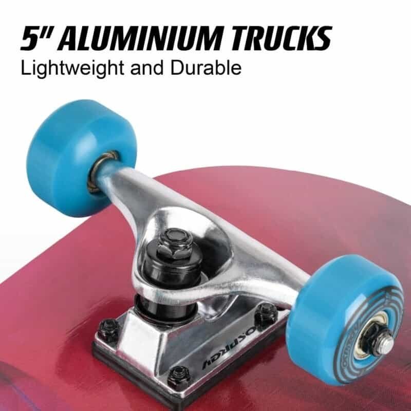 Aluminium skateboard truck met blauwe wielen op rode ondergrond.