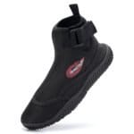 Chaussure d'eau basse noire avec fermeture velcro pour les sports nautiques et les activités de plein air.
