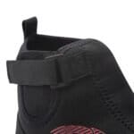 Chaussure de patinage noire légère avec fermeture velcro réglable et semelle antidérapante.