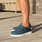 Bottes et chaussures pour les activités de plein air, adaptées à la randonnée et aux sports nautiques.