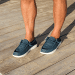 Chaussures basses pour l'extérieur sur terrasse en bois, décontractées et confortables.