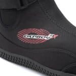 Chaussure de skate Osprey, noire avec logo rouge et semelles robustes pour les activités de plein air.