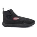 Chaussure d'eau noire confortable pour les activités de plein air et les sports nautiques.