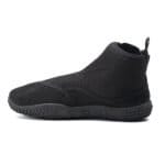 Chaussures de skate noires confortables et imperméables pour les activités de plein air.