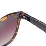 Elegante polarized zonnebril met tortoise montuur en uv-beschermende glazen.