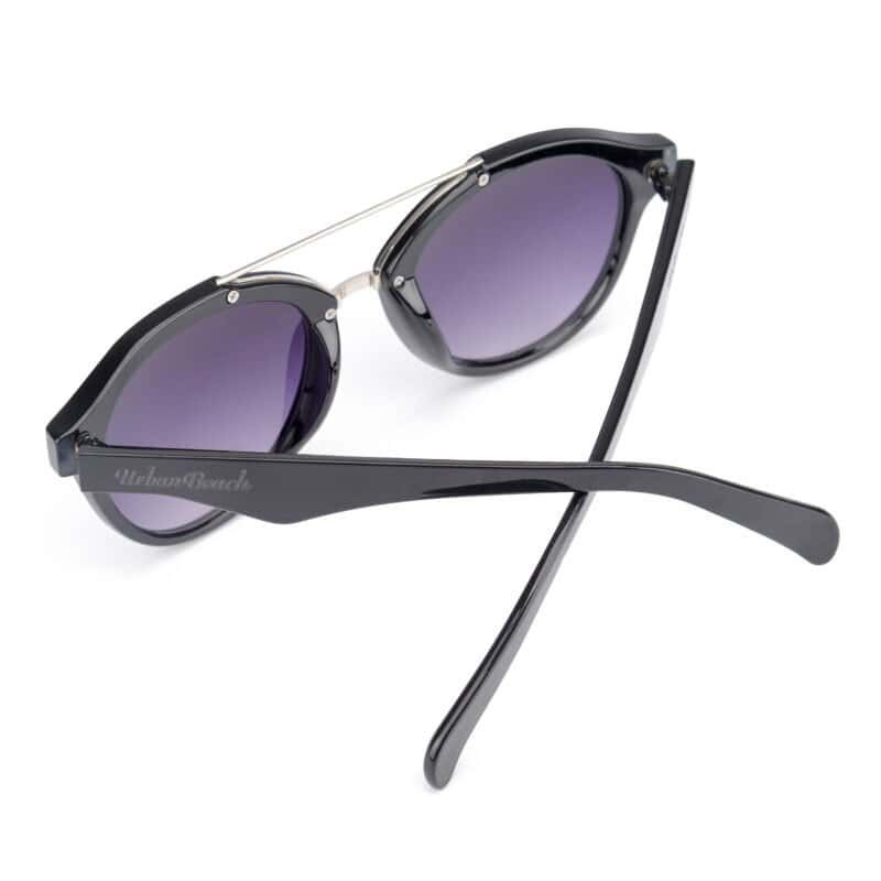 Lunettes de soleil Lunette avec monture noire et verres miroirs pour un look élégant.