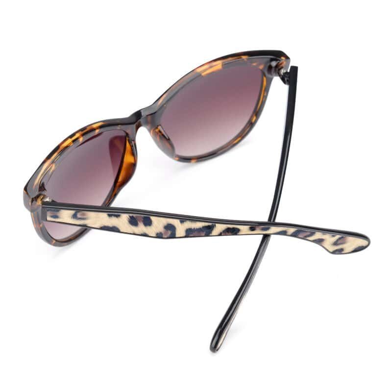 Decoratieve zonnebril met dierenprint en geruite details, stijlvol en uniek accessoire.