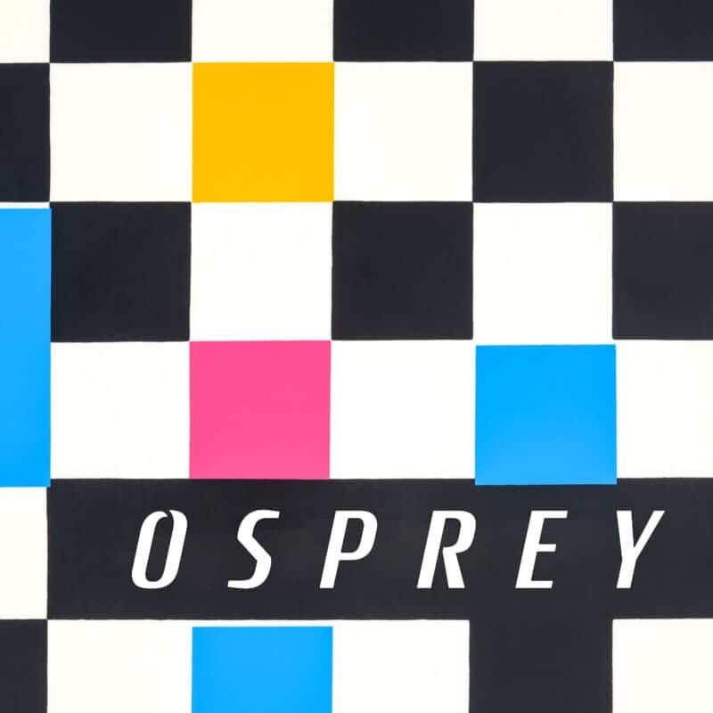 Kleurige geometrische patronen met Osprey logo en online winkelbanner for buitenplezier.