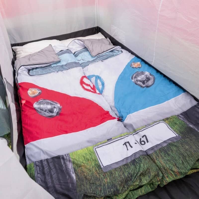 Skateboard en autosprint beddengoed met autolampjes en nummerplaat design, geschikt voor buitenkamers en speelhoeken.