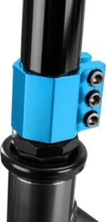 Suspension de scooter robuste avec fixation et vis bleues pour une sécurité et un contrôle optimaux.