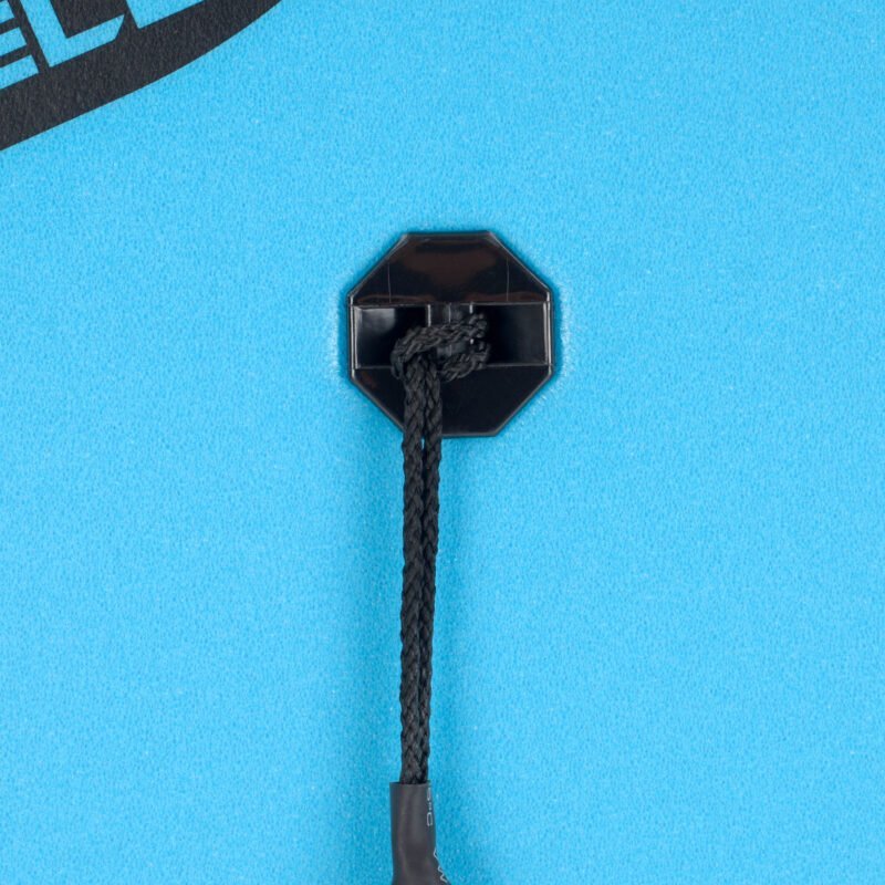 Flexibel skateboardanker met zwart koord op blauwe ondergrond, geschikt voor buitenplezier.