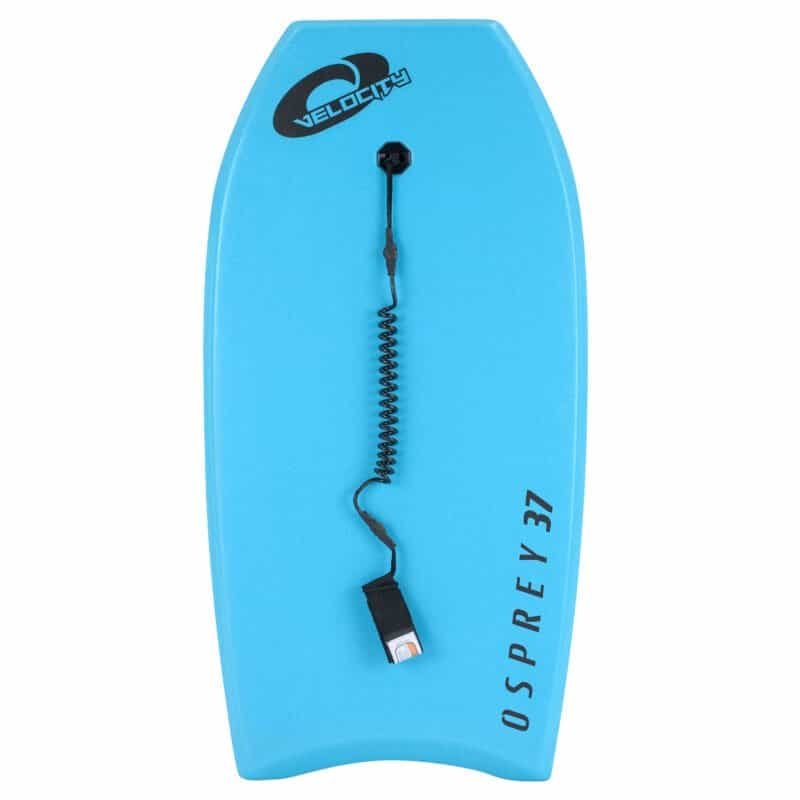 Veiligheidssurfboard met leash in opvallende blauwe kleur voor buitenactiviteiten.