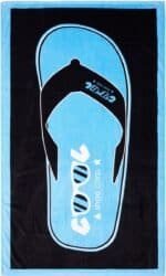 Chaussure avec un motif noir et bleu et le mot "Cool" en lettres blanches.