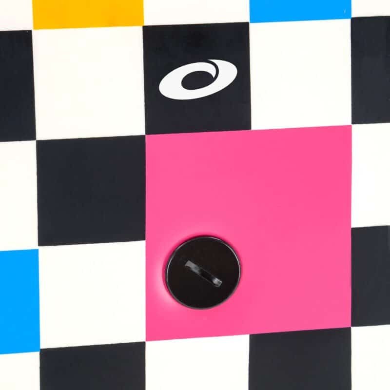 Kleurige checkered vloer met zwarte, blauwe, gele en roze accenten en een black switch knop goede voor outdoor plezier.