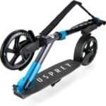 La trottinette à roulettes avec ses grandes roues et sa bande de patinage convient aux jouets d'extérieur et aux activités sportives de plein air.