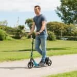 Scooter pour adultes de construction robuste pour l'herbe et les sentiers urbains.