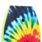 Kleurrijke tie-dye skateboard met neon groen rand voor buitenplezier.