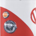 Kleurrijke VW kever met grote voorruit en opvallend rood en wit design.