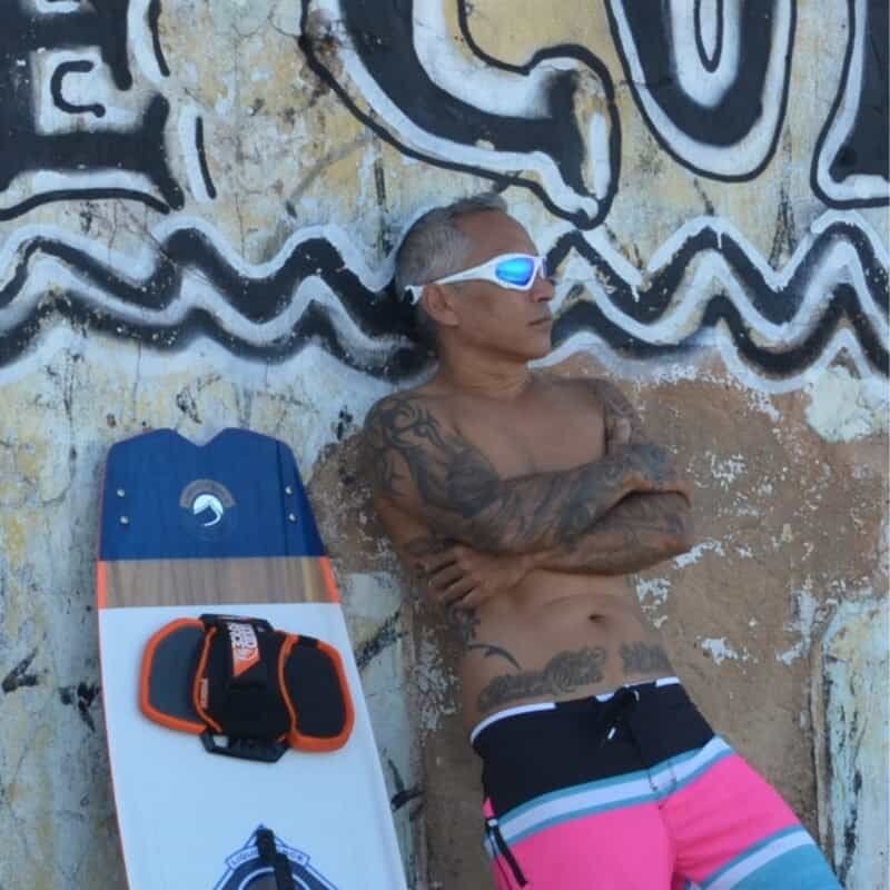 Waterliefhebber met Glogglz zonnebril in actie