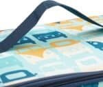 Kleurrijke skateboard tas met handvat en ritssluiting voor buitengebruik.