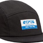 Een zwarte baseballpet met logo en tekst.
