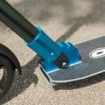 Scooter électrique pliant rapide avec détails bleus et planche antidérapante pour une utilisation en extérieur.