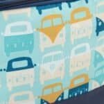 Blauwe en gele Volkswagen en camper print op outdoor textile, geschikt voor buitenactiviteiten en reizen.