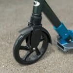 Petites trottinettes pour enfants avec des roues noires et des parties de cadre bleues pour s'amuser en plein air.