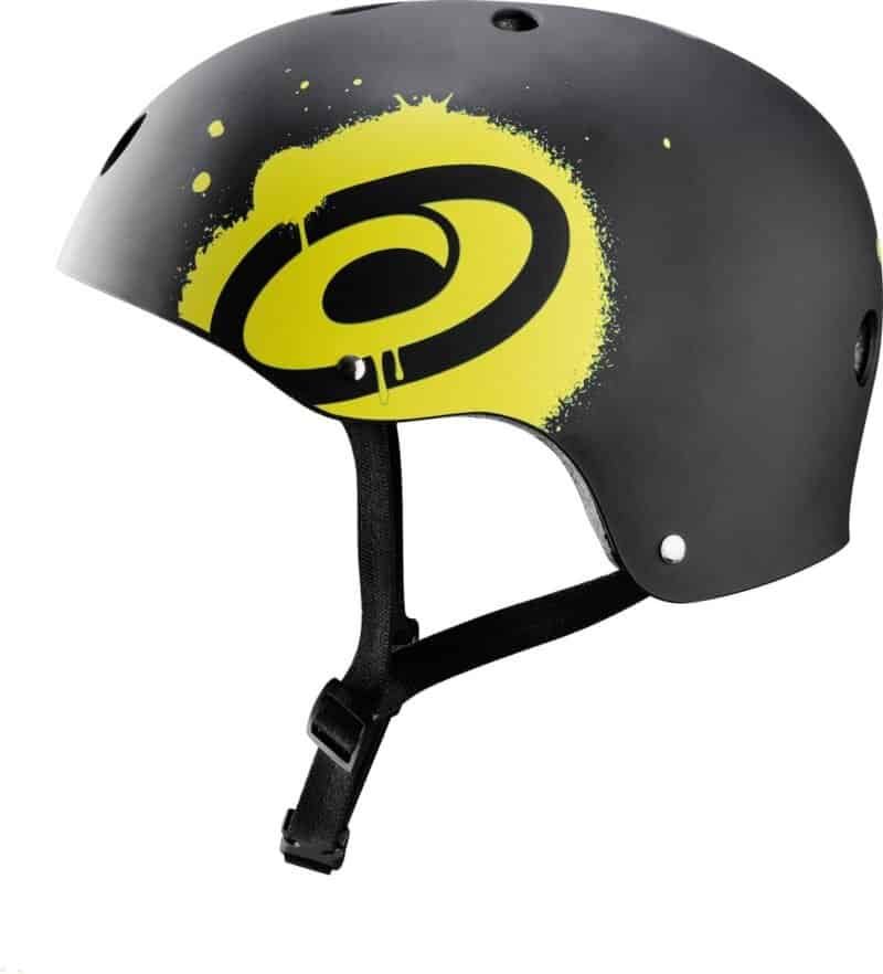 Helm met zwart en geel graffiti-ontwerp, geschikt voor buitenactiviteiten en skaten.