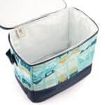 Miniatuur, open fietstas met auto- en camper-illustraties, ruime opbergruimte voor buitenactiviteiten, kleurrijk en functioneel accessoire voor buitenplezier.