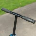 Grips scooter, noir avec texture antidérapante pour une conduite en toute sécurité.