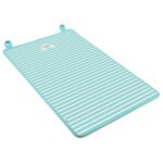 Kleedje voor buiten, blauw met witte strepen en regenboogprint, ideaal voor speel- en relaxmomenten buiten.