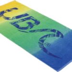 Kleurrijke skateboard met gradient van geel tot blauw en een opdruk van het woord "SKATE".