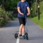 Scooter divisible pour une utilisation en extérieur, parfait pour les voyages et les loisirs.