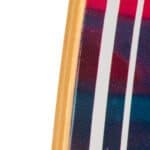 Buntes Skateboard-Deck mit Holzkante, geeignet für Spaß im Freien.