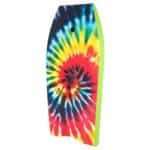 Kleurrijke tie-dye skateboard met groene rand.