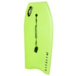 Planche de surf chauffée, jaune vibrant, avec leash et logo de la marque.